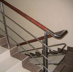 Ограждения с деревянным поручнем завязанным нержавеющей трубой от ПерилаГлавСнаб Ограждения с деревянным поручнем завязанным нержавеющей трубой от ПерилаГлавСнаб