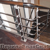 Стойки с деревянными вставками на ограждении в торговом центре Стойки с деревянными вставками на ограждении в торговом центре