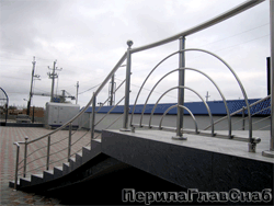 Ограждение парапета с радиусными перилами Ограждение парапета с радиусными перилами