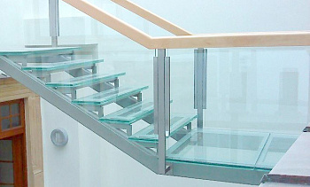 Стеклянные ступени и стеклянная площадка на лестнице в Нижнем Новгороде. Готовые проекты ПерилаГлавСнаб