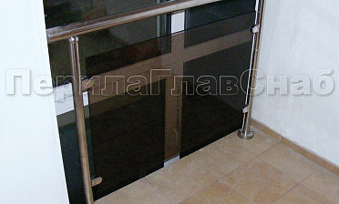 Ограждения со стеклом с крепление в пол окна на лестничной площадке купить в Нижнем Новгороде