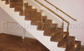 Ограждение лестницы с прозрачным стеклом, стойками и поручнем из латуни в Нижнем Новгороде. Готовые проекты ПерилаГлавСнаб Ограждение лестницы с прозрачным стеклом, стойками и поручнем из латуни в Нижнем Новгороде. Готовые проекты ПерилаГлавСнаб