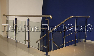 Ограждение со стойками с акриловыми вставками на спайдерных стеклодержателях купить в Нижнем Новгороде