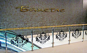 Ограждение лестницы на квадратных стойках с латунным поручнем в Нижнем Новгороде. Готовые проекты ПерилаГлавСнаб Ограждение лестницы на квадратных стойках с латунным поручнем в Нижнем Новгороде. Готовые проекты ПерилаГлавСнаб