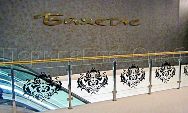 Ограждение лестницы на квадратных стойках с латунным поручнем купить в Нижнем Новгороде