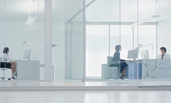 Стеклянные прозрачные перегородки в офис премиум в Нижнем Новгороде. Готовые проекты ПерилаГлавСнаб