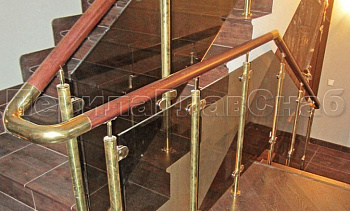Ограждение лестницы со стеклом, тонированным в массе, стойки и завязки поручня из латуни в Нижнем Новгороде. Готовые проекты ПерилаГлавСнаб Ограждение лестницы со стеклом, тонированным в массе, стойки и завязки поручня из латуни в Нижнем Новгороде. Готовые проекты ПерилаГлавСнаб