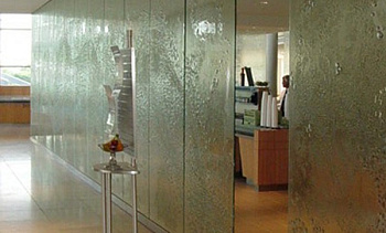 Стеклянные перегородки с декоративным рельефом в офисе в Нижнем Новгороде. Готовые проекты ПерилаГлавСнаб