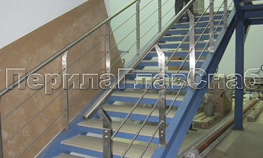 Ограждение с нестандартными нержавеющими стойками и ригельным заполнением купить в Нижнем Новгороде