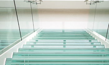 Стеклянные ступени на косоурной лестнице в доме в Нижнем Новгороде. Готовые проекты ПерилаГлавСнаб