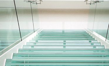 Стеклянные ступени на косоурной лестнице в доме купить в Нижнем Новгороде