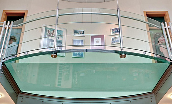 Стеклянный пол на внутреннем выступе атриума в Нижнем Новгороде. Готовые проекты ПерилаГлавСнаб