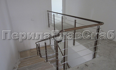 Ограждение с деревянным поручнем и стойками с деревянными вставками, с ригелями купить в Нижнем Новгороде