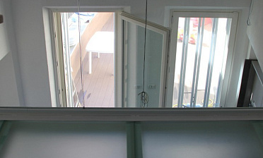 Стеклянное перекрытие из матового стекла на внутреннем балконе купить в Нижнем Новгороде