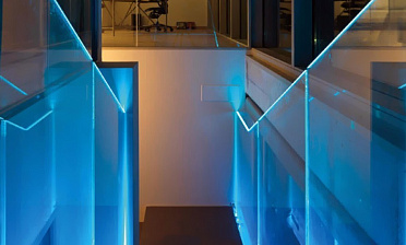 Ограждения лестниц на несущем стекле с подсветкой купить в Нижнем Новгороде
