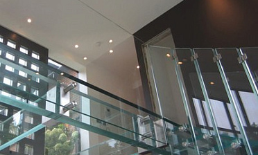 Стеклянные полы на площадке маршевой лестницы купить в Нижнем Новгороде