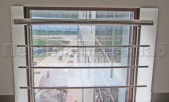 Межэтажное ограждение из нержавеющей стали с торцевым креплением для окон в Нижнем Новгороде. Готовые проекты ПерилаГлавСнаб Межэтажное ограждение из нержавеющей стали с торцевым креплением для окон в Нижнем Новгороде. Готовые проекты ПерилаГлавСнаб