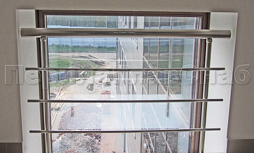 Межэтажное ограждение из нержавеющей стали с торцевым креплением для окон купить в Нижнем Новгороде