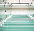 Стеклянные ступени на косоурной лестнице в доме в Нижнем Новгороде. Готовые проекты ПерилаГлавСнаб - фото 1