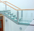 Стеклянные ступени и стеклянная площадка на лестнице в Нижнем Новгороде. Готовые проекты ПерилаГлавСнаб - фото 1