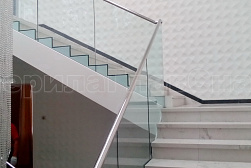 Стеклянные перила для лестниц в Нижнем Новгороде. Готовые проекты ПерилаГлавСнаб - фото 1